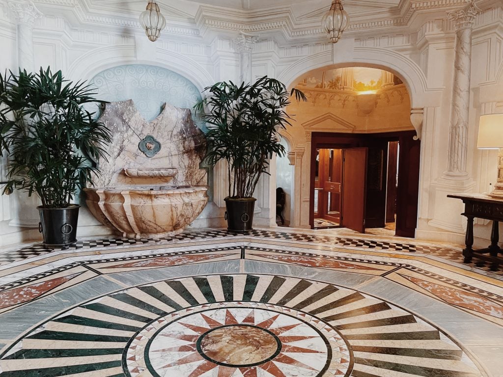 Grand entrance lift