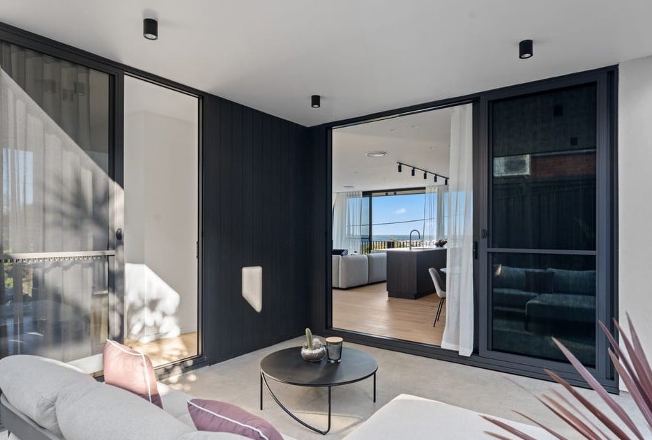 Contemporary outdoor entertaining area in luxury coastal residence in Thirroul NSW