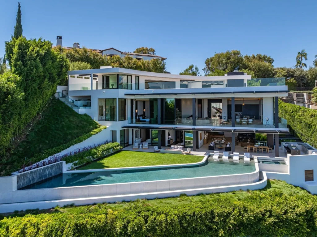 Modern three-level home in Beverly Hills, with lawn and infinity pool